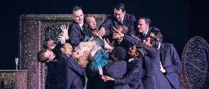 Spätromantische Dekadenz. Sara Jakubiak als Marietta im Kreise ihrer Verehrer.