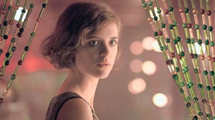 Keine buchstabengetreue Verfilmung des Volker-Kutscher-Romans: Gereon Raths Freundin Charlotte Ritter (Liv Lisa Fries) erhält in der TV-Serie „Babylon Berlin“ eine durchaus anrüchige Seite. 