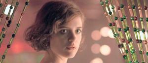 Keine buchstabengetreue Verfilmung des Volker-Kutscher-Romans: Gereon Raths Freundin Charlotte Ritter (Liv Lisa Fries) erhält in der TV-Serie „Babylon Berlin“ eine durchaus anrüchige Seite. 
