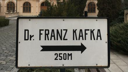 Da geht's zu Kafka. Schild vor dem Neuen Jüdischen Friedhof in Prag.