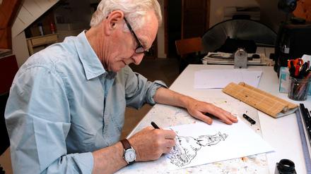René Petillon zeichnet Jack Palmer in seinem Atelier in Nevez, Frankreich.