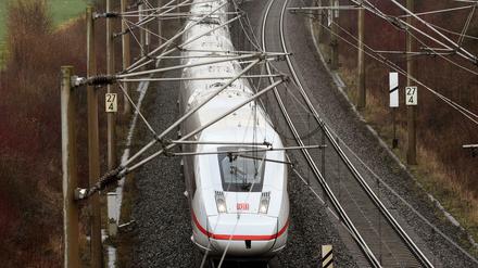 Ein ICE 4 befährt die Bahnstrecke Göttingen-Hannover nahe des Ortes Emmerke westlich von Hildesheim.