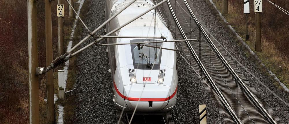 Ein ICE 4 befährt die Bahnstrecke Göttingen-Hannover nahe des Ortes Emmerke westlich von Hildesheim.