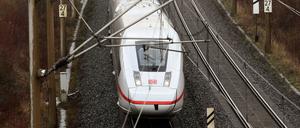 Ein ICE 4 befährt die Bahnstrecke Göttingen-Hannover nahe des Ortes Emmerke westlich von Hildesheim.