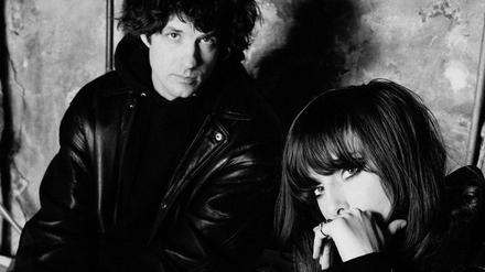 Meister des Hall und Rauch. Gitarrist Alex Scally und Sängerin und Keyboarderin Victoria Legrand.