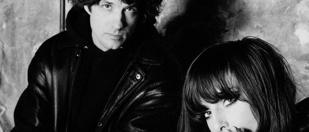 Meister des Hall und Rauch. Gitarrist Alex Scally und Sängerin und Keyboarderin Victoria Legrand.