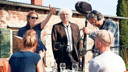 Irgendwo in Brandenburg. Regisseurin Judith Lorentz und „Tatort“-Kommissar Udo Wachtveitl (Mitte, als Spekulant Konrad Meiler) bei der Hörspieladaption von Juli Zehs Erfolgsroman „Unterleuten“.