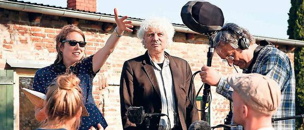 Irgendwo in Brandenburg. Regisseurin Judith Lorentz und „Tatort“-Kommissar Udo Wachtveitl (Mitte, als Spekulant Konrad Meiler) bei der Hörspieladaption von Juli Zehs Erfolgsroman „Unterleuten“.