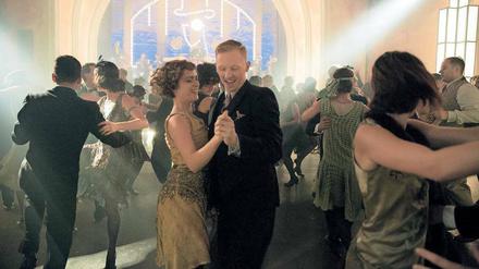 Mehr Schein als Sein. Charlotte Ritter, gespielt von Liv Lisa Fries, lässt nachts die Puppen tanzen und haust tagsüber unter ärmlichen Bedingungen in einer Mietskaserne im Wedding. Dort machen sich Ende der Zwanziger Jahre die Nazis breit. 