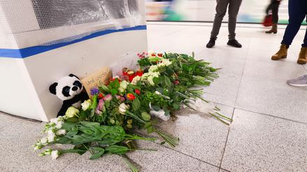 Blumen, Briefe und ein Stofftier liegen auf dem S-Bahn Steig Jungfernstieg zum Gedenken an die zwei Opfer einer tödlichen Messerattacke.