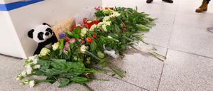 Blumen, Briefe und ein Stofftier liegen auf dem S-Bahn Steig Jungfernstieg zum Gedenken an die zwei Opfer einer tödlichen Messerattacke.