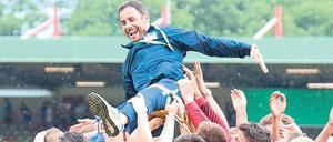Trainer Michael Hartmann wird nach dem Titelgewinn gegen Schalke 04 gefeiert. 