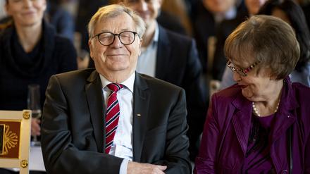 Eberhard Diepgen (CDU), Berlins ehemaliger Regierender Bürgermeister, und seine Frau Monika Diepgen sitzen beim Empfang zu seinem 80. Geburtstag im Schloss Friedrichsfelde in der ersten Reihe. Der CDU-Politiker Diepgen war in den Jahren 1984 bis 1989 sowie von 1991 bis 2001 Regierender Bürgermeister. +++ dpa-Bildfunk +++