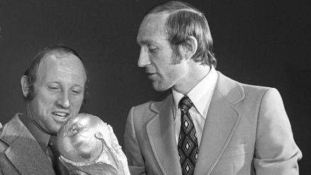 Uwe Seeler (l.) und Willi Schulz bei der Vorstellung des WM-Pokals im Vorfeld der Weltmeisterschaft 1974. 