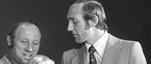 Uwe Seeler (l.) und Willi Schulz bei der Vorstellung des WM-Pokals im Vorfeld der Weltmeisterschaft 1974. 