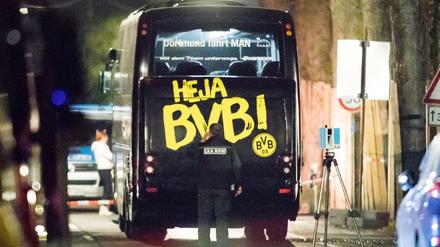  Ein Beamter des Landeskriminalamtes (LKA) untersucht in der Nacht nach dem Anschlag, den Mannschaftsbus der Fußballmannschaft von Borussia Dortmund, der von drei Splitterbomben getroffen wurde.