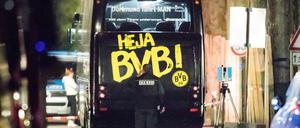  Ein Beamter des Landeskriminalamtes (LKA) untersucht in der Nacht nach dem Anschlag, den Mannschaftsbus der Fußballmannschaft von Borussia Dortmund, der von drei Splitterbomben getroffen wurde.