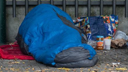 Auf der Straße. Besonders rund um den Bahnhof Zoo halten sich viele Obdachlose auf.