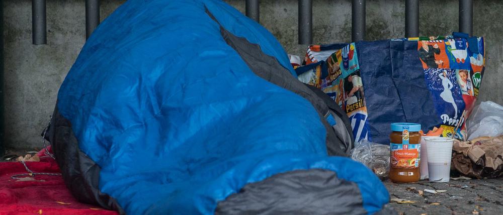 Auf der Straße. Besonders rund um den Bahnhof Zoo halten sich viele Obdachlose auf.