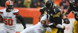 Pittsburgh-Quarterback Ben Roethlisberger (Nr. 7) wird im Spiel gegen Cleveland von Myles Garrett gestoppt.