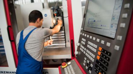 Ein Auszubildender, der 2012 aus dem Iran nach Deutschland geflohen war, macht er eine Ausbildung als Industriemechaniker.