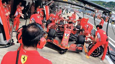 Ein Team sieht Rot. Im Qualifying und in den Rennen leistete sich Ferrari zuletzt viele Patzer. Die Piloten Kimi Räikkönen und Sebastian Vettel hatten das Nachsehen. 
