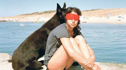 Ava (Noée Abita) und ihr Hund Lupo