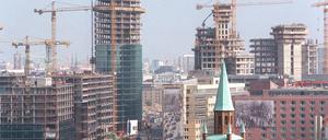 Von Baukränen umgeben: Einen Tag vor der offiziellen Eröffnung.