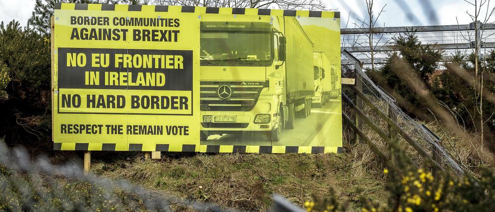 Ein Schild, gegen den britischen Austritt aus der EU an der Grenze zwischen Irland und Nordirland.
