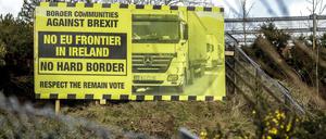 Ein Schild, gegen den britischen Austritt aus der EU an der Grenze zwischen Irland und Nordirland.