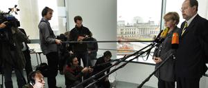 Statement. Angela Merkel (CDU) und der damalige Bundesfinanzminister Peer Steinbrück (SPD) geben deutschen Sparern im Oktober 2008 eine weitreichende Garantie. /lbn +++(c) dpa - Bildfunk+++ | Verwendung weltweit