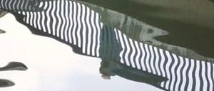 Der alte Mann schaut hinüber auf die andere Seite wie auf das Ufer eines Flusses, über den einst eine Brücke führte. 