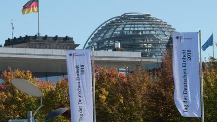 Am Reichstag präsentieren sich die Bundesländer sowie die Bundesregierung mit Ständen anlässlich des Einheitsfestes.