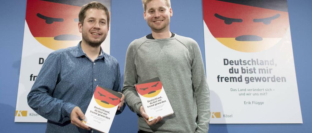 Lobredner Kevin Kühnert mit Autor Erik Flügge und dessen Buch, das Mut machen soll.