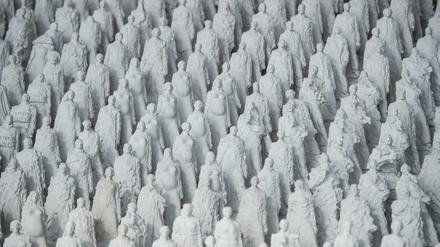 Das Kunstwerk "Transit", eine Skulpturengruppe aus Tonfiguren des Bildhauers Korner, stehen auf einer Installation der Kunstmesse "Positions" beim ehemaligen Flughafen Tempelhof. 