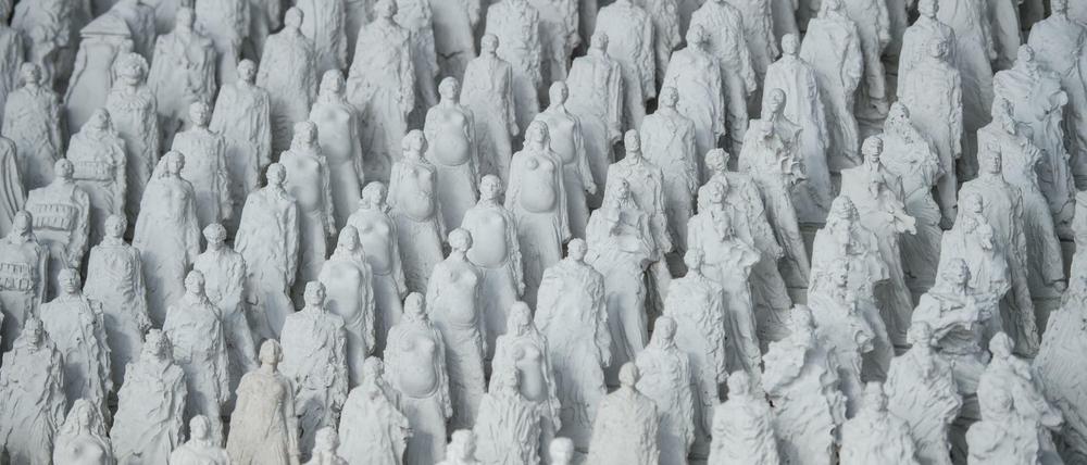 Das Kunstwerk "Transit", eine Skulpturengruppe aus Tonfiguren des Bildhauers Korner, stehen auf einer Installation der Kunstmesse "Positions" beim ehemaligen Flughafen Tempelhof.
