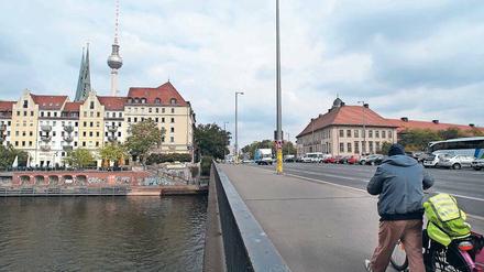 Wirkt stabil. Ist es aber nicht unbedingt. Die Mühlendammbrücke in Mitte wird im Dezember wieder auf Schäden untersucht.