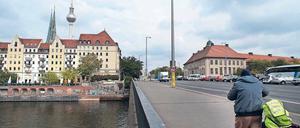 Wirkt stabil. Ist es aber nicht unbedingt. Die Mühlendammbrücke in Mitte wird im Dezember wieder auf Schäden untersucht. 
