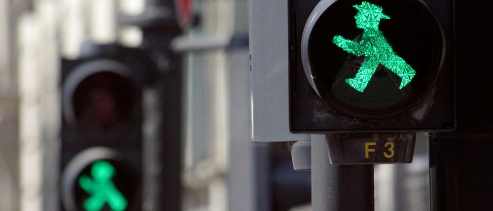Füssgängerüberweg, Grünphase, Rotphase, Ampelmännchen Fußgängerampel Berlin-Mitte. © 
