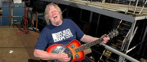 Der Musiker Gunter Gabriel spielt vor seinem Hausboot im Harburger Binnenhafen. 