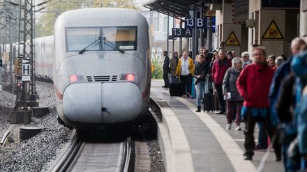 Fahrgäste des ICE werden in Zukunft manchmal länger auf ihren Zug warten müssen.
