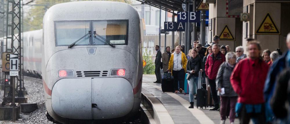 Fahrgäste des ICE werden in Zukunft manchmal länger auf ihren Zug warten müssen.