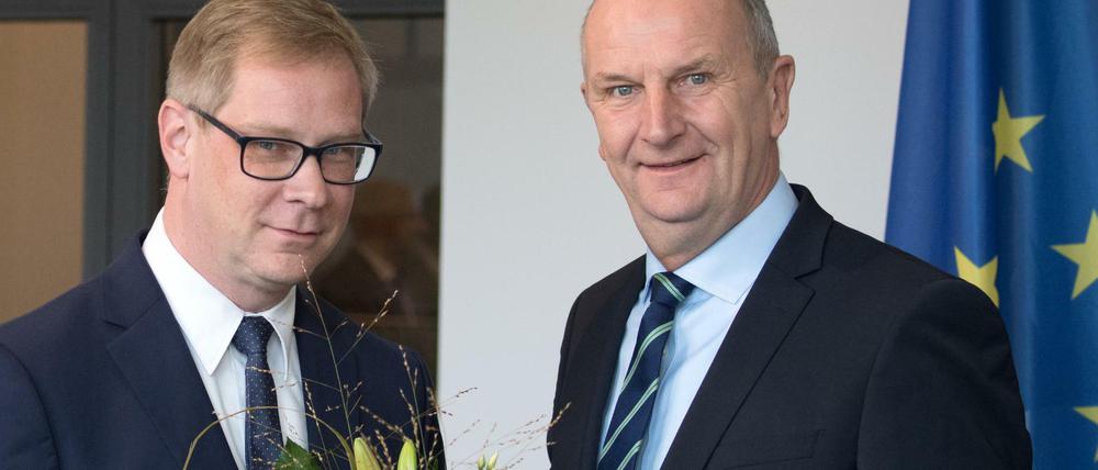 Dietmar Woidke (r, SPD), Ministerpräsident, ernennt Andreas Büttner (Die Linke, l) zum Staatssekretär.