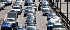 In den Hauptverkehrszeiten kommen Autos in den verstopften Berliner Straßen langsam voran.
