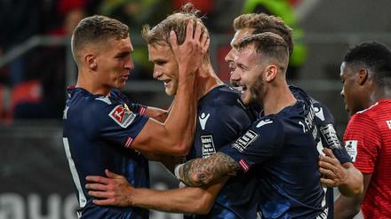 Unions Spieler freuen sich über das 1:0 von Sebastian Andersson (2. v. l.)
