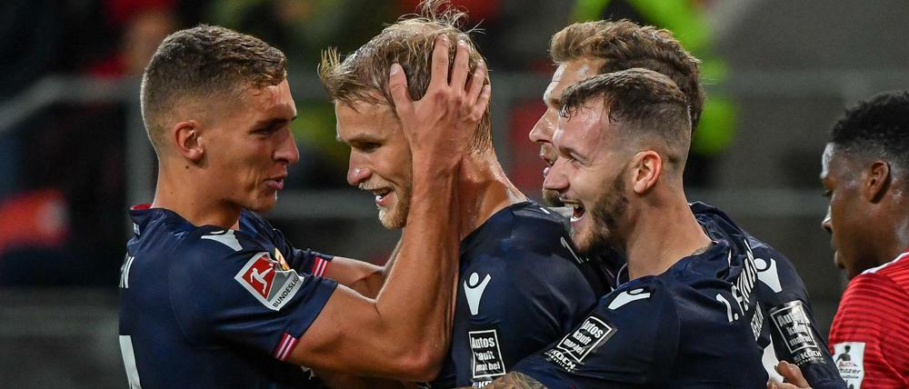 Unions Spieler freuen sich über das 1:0 von Sebastian Andersson (2. v. l.)