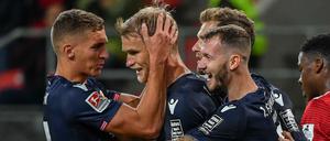 Unions Spieler freuen sich über das 1:0 von Sebastian Andersson (2. v. l.)