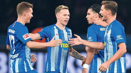 Klatsch und Tratsch. Herthas Sieg gegen die Bayern hat dem Verein bundesweit Beachtung eingebracht. Am Samstag wollen die Berliner in Mainz nachlegen. Foto: Soeren Stache/dpa