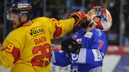 Durchschlagskräftig: DEG-Kapitän Alexander Barta (l.) packt hier und da auch mal einen Hieb aus.