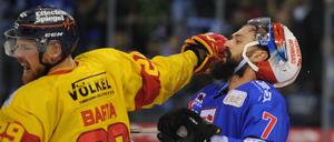 Durchschlagskräftig: DEG-Kapitän Alexander Barta (l.) packt hier und da auch mal einen Hieb aus.